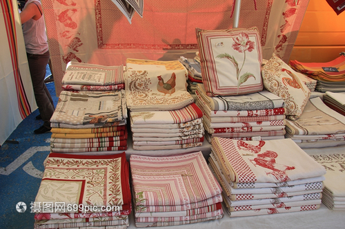 當地市場上的傳統(tǒng)紡織精品